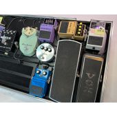 Custom Pedal Board with multiple effect pedals in a hard case (Ramon Stagnaro)